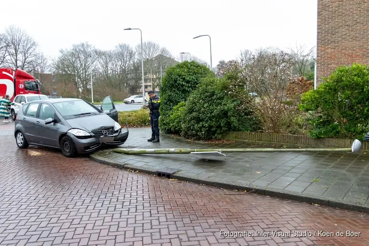 Auto tegen lantaarnpaal gereden in Driehuis