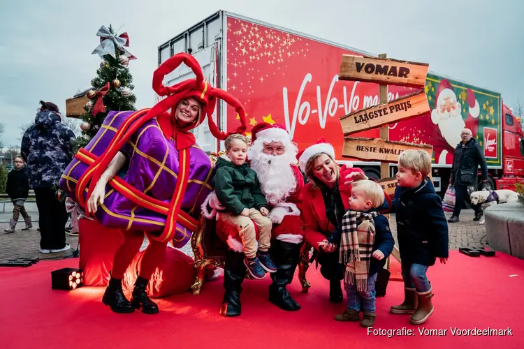 Groot feest bij Vomar Stephensonstraat met de Kersttruck vol gratis kerstpakketten en sneeuw