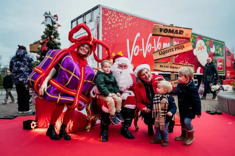 Groot feest in Heemskerk centrum met de Vomar Kersttruck vol gratis kerstpakketten en sneeuw