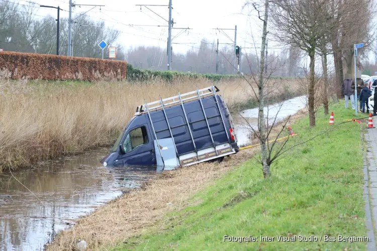 Bestelbus raakt te water in Heemskerk