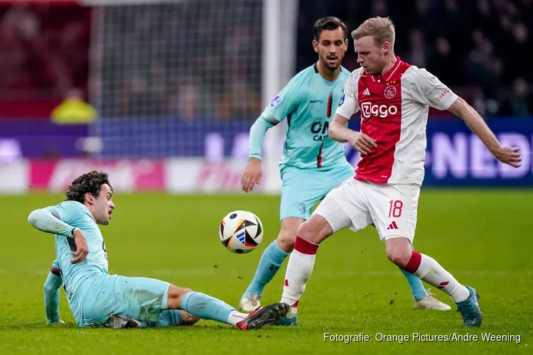 Ajax wint zonder problemen van Almere City FC