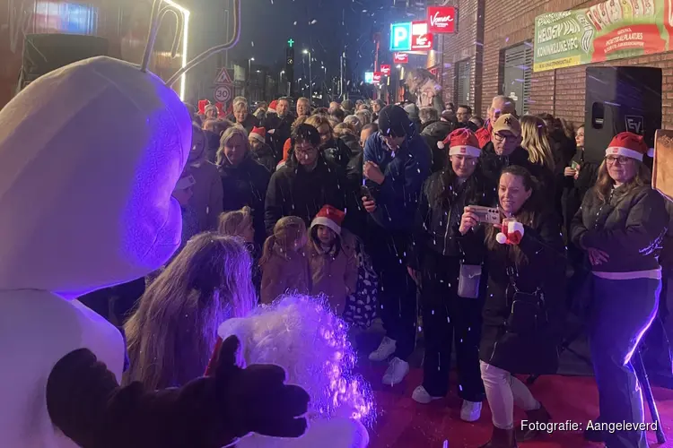 Groot feest in Haarlem bij de Vomar Kersttruck met gratis kerstpakketten en sneeuw