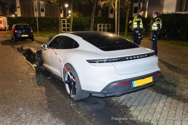 Peperdure Porsche gaat in vlammen op na brandstichting in Haarlem