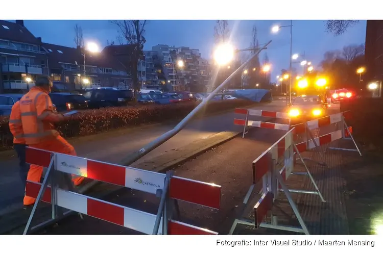 Fietser gewond na botsing met omver gereden lantaarnpaal