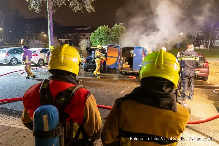 Twee voertuigen verwoest door nachtelijke autobrand in Beverwijk