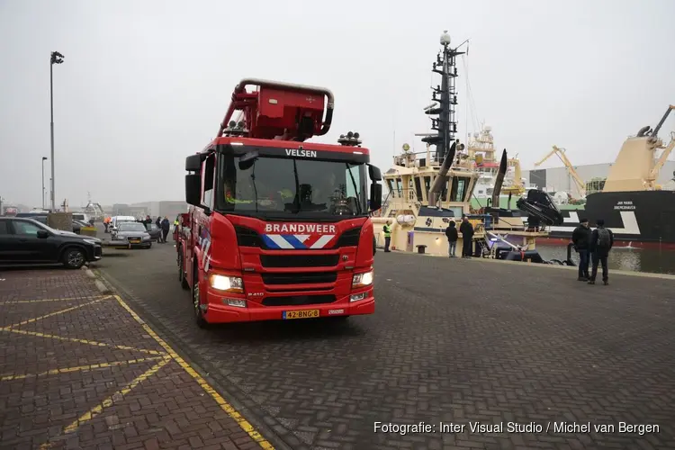 Auto te water gerold in IJmuiden