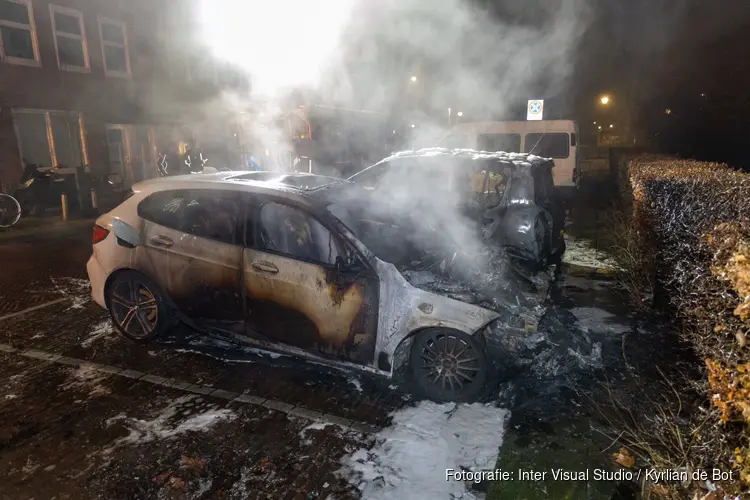 Twee voertuigen gaan volledig in vlammen op bij nachtelijke autobrand in Haarlem