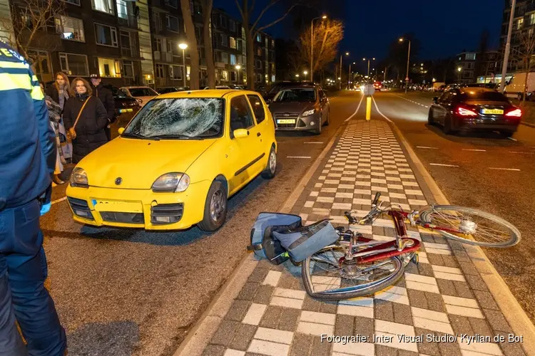 Fietser met spoed naar het ziekenhuis na botsing in Heemskerk