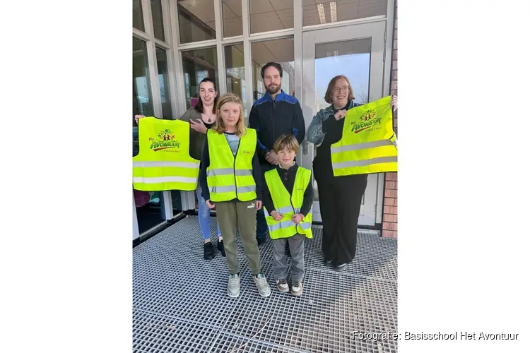 Basisschool Het Avontuur ontvangt 100 nieuwe hesjes dankzij Stet Heemskerk B.V.